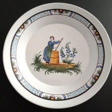 DESVRES Assiette ancienne signé Croix décor Métiers Paysanne faisant le beurre