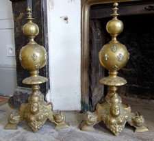 Paire de chenets Royalistes aux marmousets - style Louis XIV