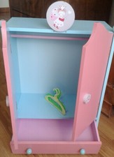 Armoire laquée de poupée