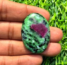 Cabochon en pierre précieuse