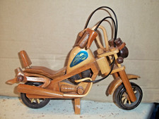 MOTO ( CHOPPER ) HARLEY DAVIDSON en BOIS VERNI.  Art. Décoration. Collection.