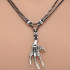 Collier pendentif main squelette argenté - cordon noir et pendentif en métal