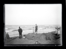 T125 Famille à la plage. Bretagne / Normandie. 1898. Photo négative verre