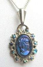 collier pendentif couleur argent bijou vintage ancien camée de verre bleu 5149