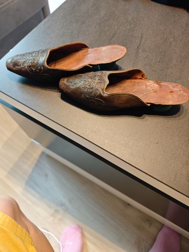 Mules anciennes brodées cuir