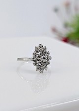Bague or blanc marquise sertie