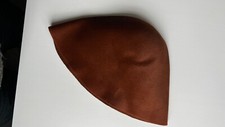 Cône, feutre poils marron chocolat ,touché velours  belle qualité, non amidonné