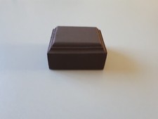 socle  en bois peint en marron gris  pour figurine / maquette dim : 8,5 x 7 cm