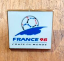 Pin's football / coupe du monde - France 98  ( 1,8 cmx 2 cm))