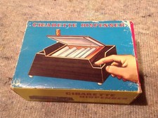 distributeur de cigarette ancien en plastique 
