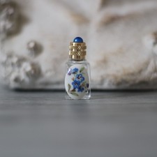 3.7 cm de haut, miniature de parfum vide, bouteille décor bouquet sur porcelaine