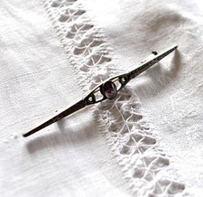 Broche ancienne ornée d'un cabochon en améthyste et feuille de laurier