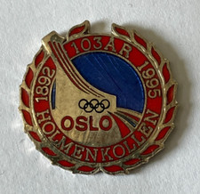 105 - Pin's TREMPLIN DE SKI DE HOLMENKOLLEN - J.O NORVEGE NORWAY 1892 /1995