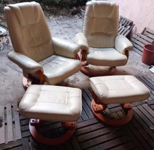 deux fauteuil de salon et deux repose pieds