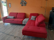 Canapé d'angle rouge avec retour à droite vue de face + Pouf rayé + 2 coussins 