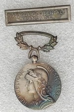 MEDAILLE COLONIALE + AGRAFE   AFRIQUE OCCIDENTALE FRANCAISE  poinçon 2 en relief