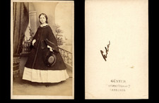 Günter, Hannover, Jeune femme en manteau Vintage albumen print CDV.