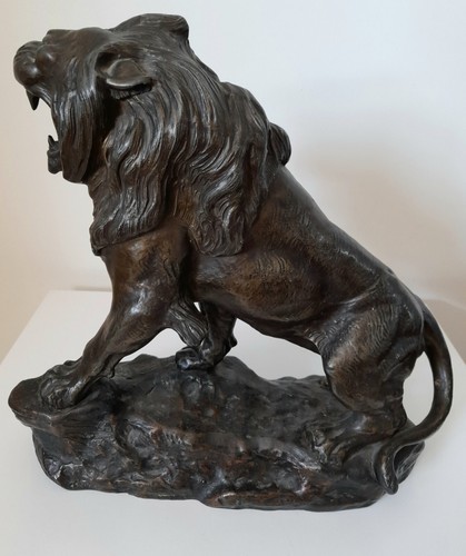 Lion rugissant signé - , de