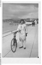 AVRP4-0207-SPORT - CYCLISME - UNE FEMME ET SON VELO - MODE