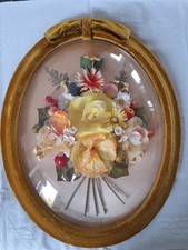 CADRE OVAL VERRE BOMBÉ, FLEURS ARTIFICIELLES, FRUITS SAUVAGES, CADRE VELOURS 