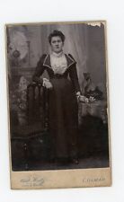 PHOTO CDV, une femme pose pour Hatz à Colmar gants table intérieur décor