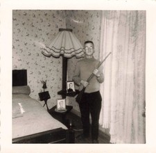 ANCIENNE PHOTOGRAPHIE JEUNE HOMME DANS SA CHAMBRE CARABINE A PLOMB?