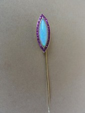 ANCIENNE BAGUE MONTEE EN EPINGLE ORNEE OPALE ENTOURAGE DE RUBIS CALIBRES OR 18k