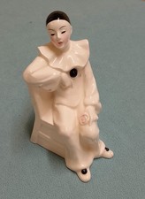 Figurine Pierrot clown assis en porcelaine fine