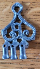 RARE ET ANCIEN PETIT PORTE AIGUILLE EN ETAIN - 4,5X2,5CM