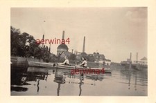 Jolies Femmes Avec Un Canoë Devant Une Usine Sur Le Main À Francfort