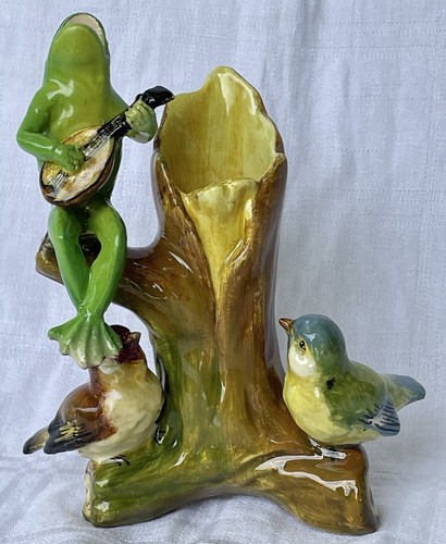 Grenouille jouant la - jouant, de