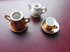 MINIATURE EN PORCELAINE VAISSELLE VERMEIL TASSE SUCRIER VERSEUSE MAISON POUPEE