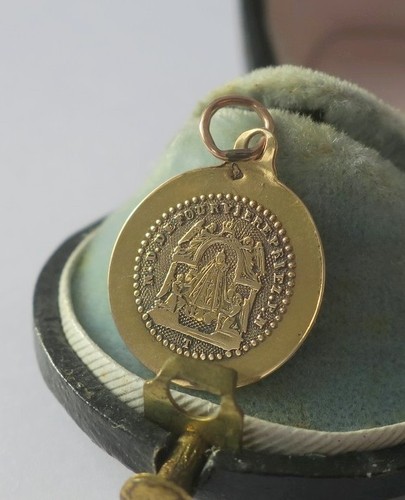 Médaille pendentif biface 19e