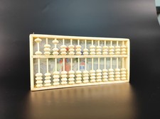 Petit boulier chinois avec en fond un verre peint