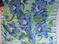 Foulard Hermès vintage de 90,2 cm sur 87,3 cm en soie véritable