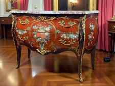 COMMODE DU XIXe DE STYLE LOUIS XV EN LAQUE ROUGE ET NOIR A DÉCOR DE FLEURS