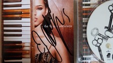 Autographe ORIGINAL SIGNED de la Chanteuse ALICIA KEYS sur Jacket CD 2003