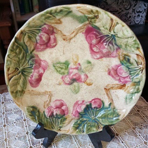 Assiette ancienne barbotine