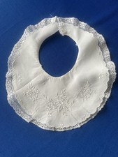 ancien bavoir bébé brodé et