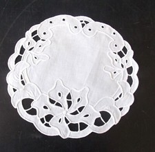 NAPPERON  BRODERIE MAIN RICHELIEU  BLANC ROND DE 20 CM  LIERRE  SUR LIN