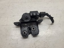 Système attache coffre pour