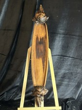 Plateau en bois sculpté aux