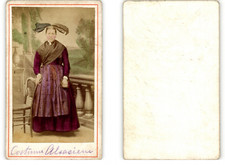 Femme en costume alsacien