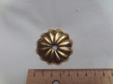 ancienne Rosace en bronze  Ø 49 mm trou de 7,5 mm  (DG31)