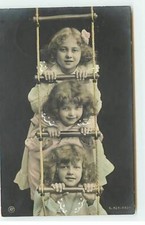 Enfant  - Fillettes avec une échelle en corde