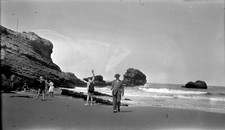 Plage côte Basque portrait - ancien négatif photo an. 1920