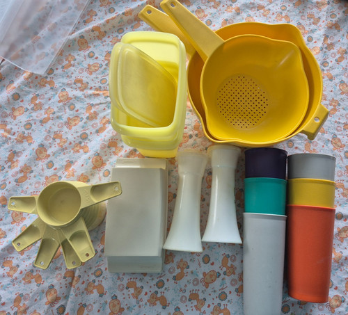 Tupperware bundle cups measure