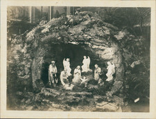 Intérieur d'église, crèche