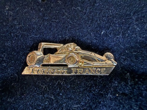 Pin jaune 18k - pin’s,