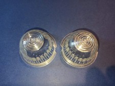 2 cabochons blancs feux